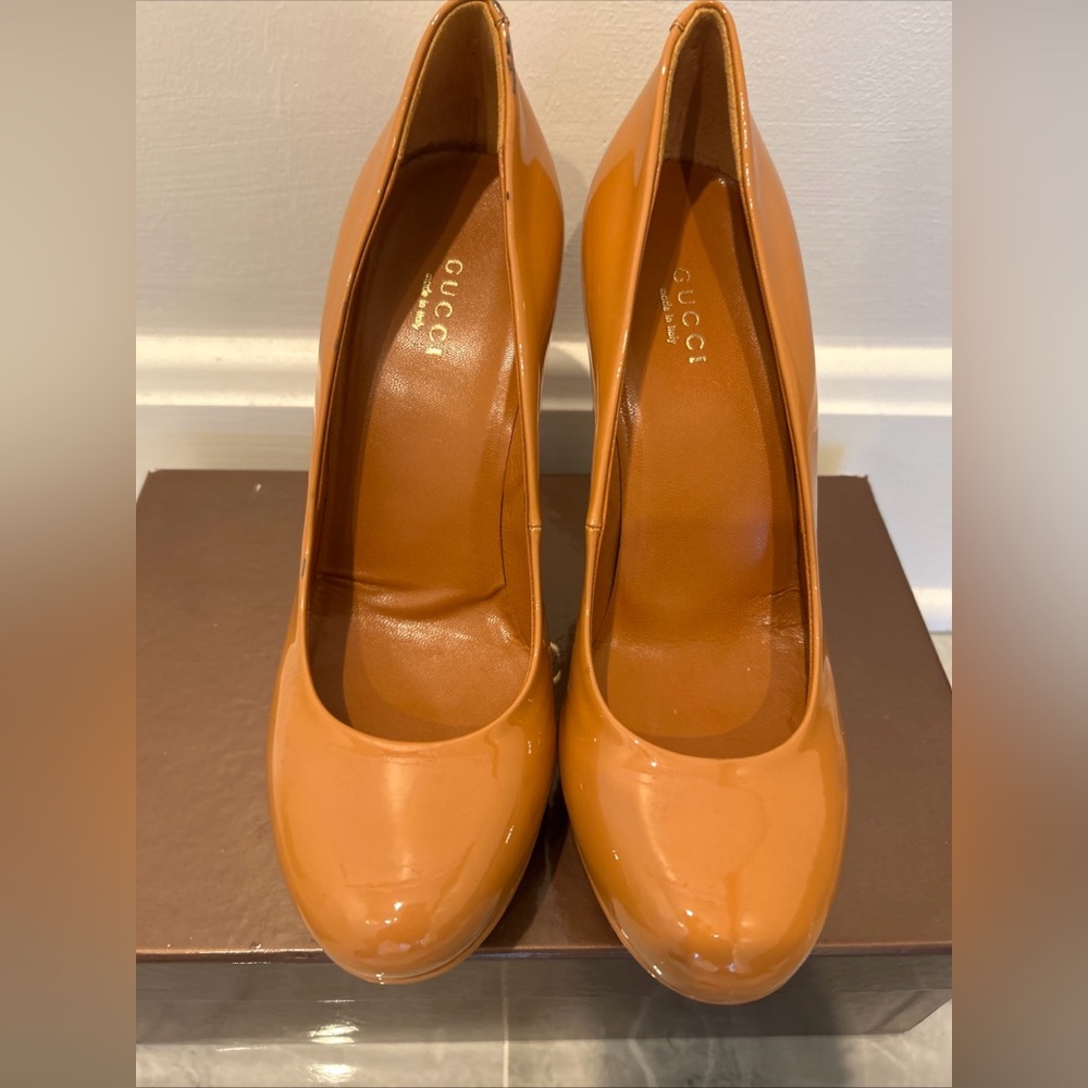 Gucci Maple Beige Betty Round Toe Platform Pumps Patent Leather 37.5/7.5 w/Box
